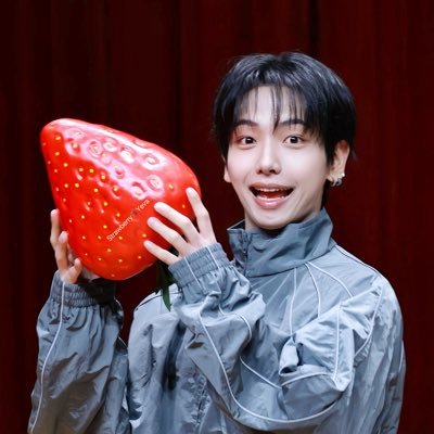 StrawberryYeva's profile picture
