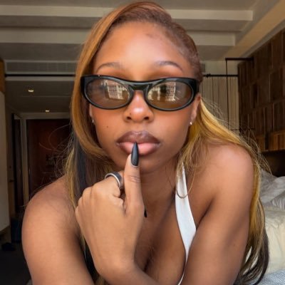 𝕦𝕟𝕕𝕖𝕣 𝕥𝕙𝕖 𝕚𝕟𝕗𝕝𝕦𝕖𝕟𝕔𝕖.'s profile picture