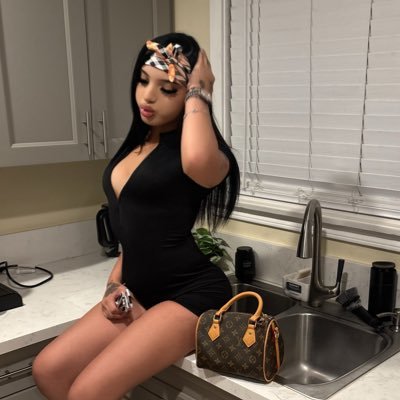 follow 4 free vids ‼️'s profile picture