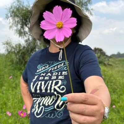 Mujer que toma café's profile picture