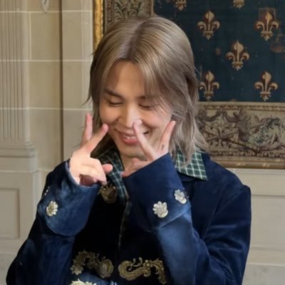 Lia ✧ seeing BTS's profile picture