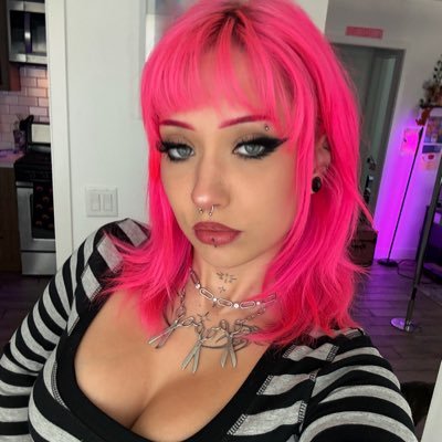 char ≽^•⩊•^≼'s profile picture
