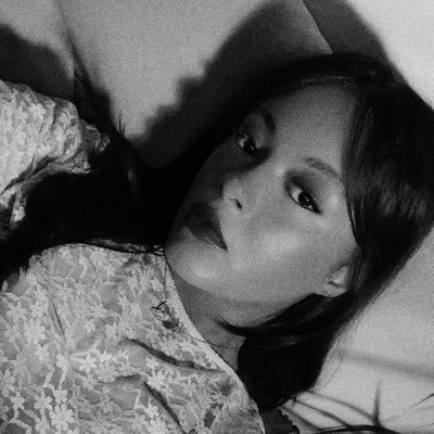 𝒩𝒶𝑒𝓁𝓁𝒶 メ𝟶 under the 𓊍's profile picture