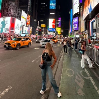 lara's profile picture