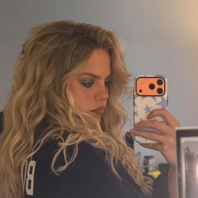 R 🫧's profile picture