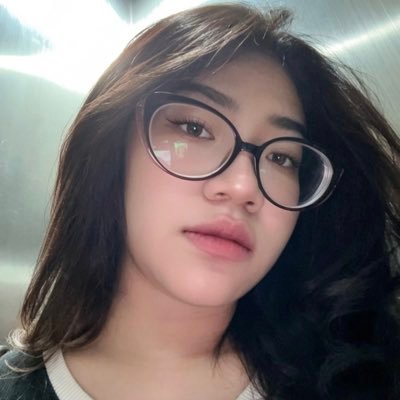 urmaterialwife's profile picture