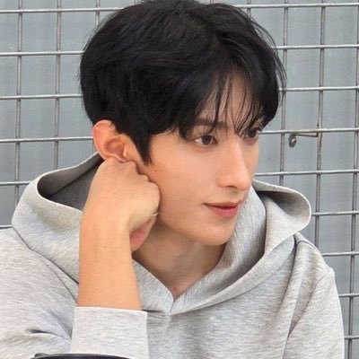 p 𐙚's profile picture