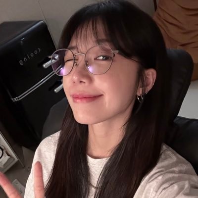 char 🏄♀️'s profile picture