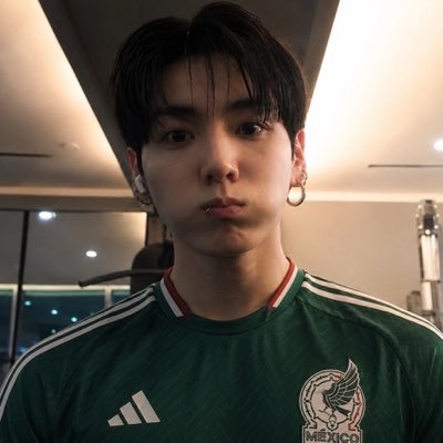 Yadi⁷ seeing BTS 𓏲𑁘's profile picture