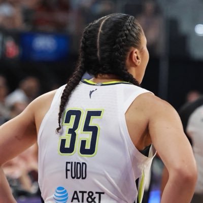 azzi’s dallas wing ✭'s profile picture