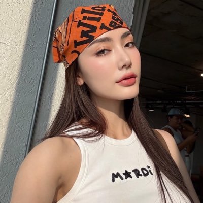 L.'s profile picture