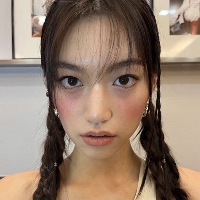 v 🏹's profile picture