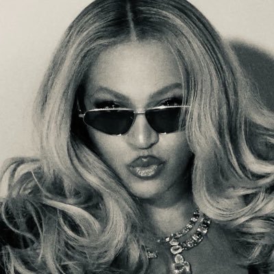 Rova🐝's profile picture