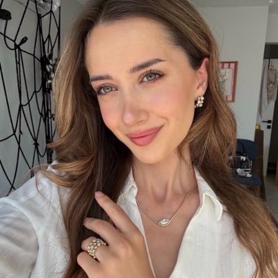 𝒜𝓋𝒾 ٠࣪⭑'s profile picture