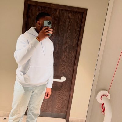 *J*👑's profile picture