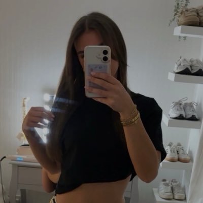 julipooks's profile picture