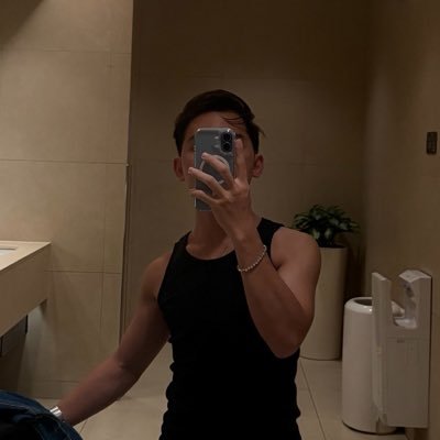 FY's profile picture