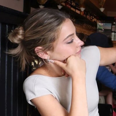 b's profile picture