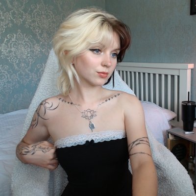emily - twitch.tv/emzeeni's profile picture