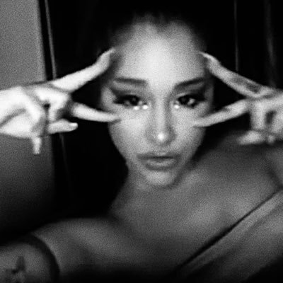 kia IS SEEING ARIANA's profile picture