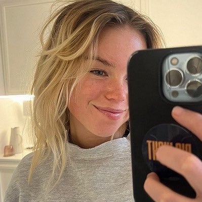 𝐶𝘩𝜄𝛼𝑟𝑠. ✵ 🪽 🐺 ♡ | Supergirl!!'s profile picture
