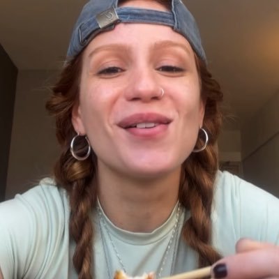 caroline's profile picture
