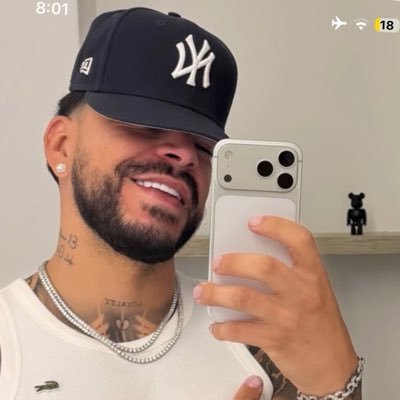 shewearscry's profile picture