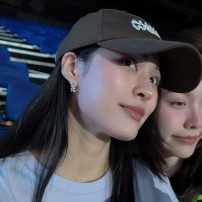 l∀ri's profile picture
