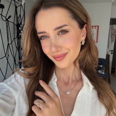 𝒜𝓋𝒾 ٠࣪⭑'s profile picture