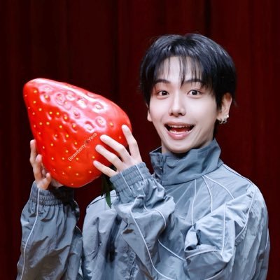 StrawberryYeva's profile picture