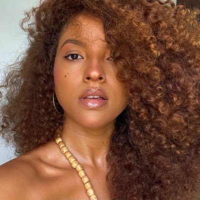 a evolução musical de camila loures's profile picture