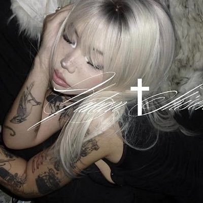 ♰'s profile picture
