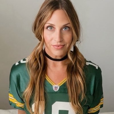 V's profile picture