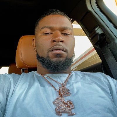 B U X's profile picture