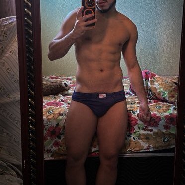 apenas mais um baixinho no X's profile picture