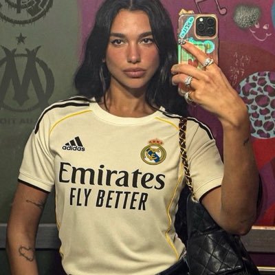 L.'s profile picture
