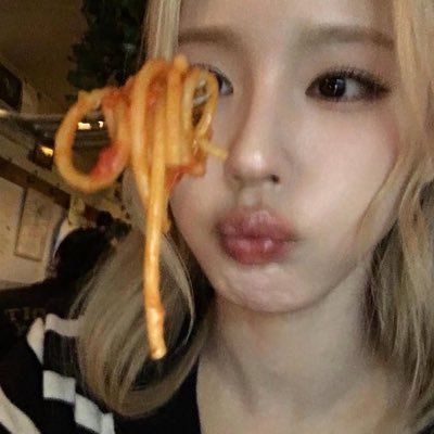 jade saw her sanhwa's profile picture