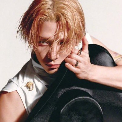 SILVERYW4VES's profile picture
