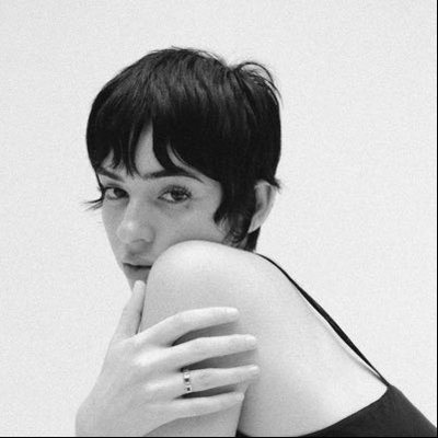 B's profile picture