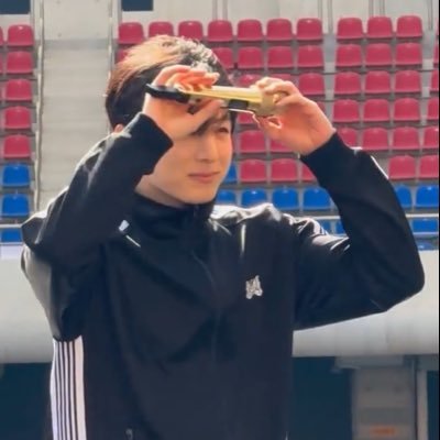 vale saw and seeing bts's profile picture
