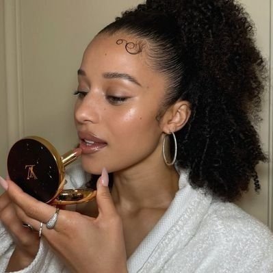 júlia's profile picture