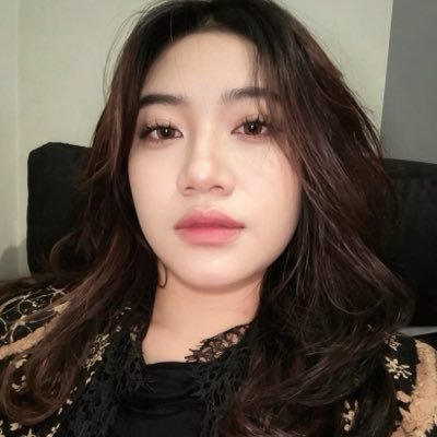 urmaterialwife's profile picture