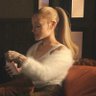 inês saw ari's profile picture