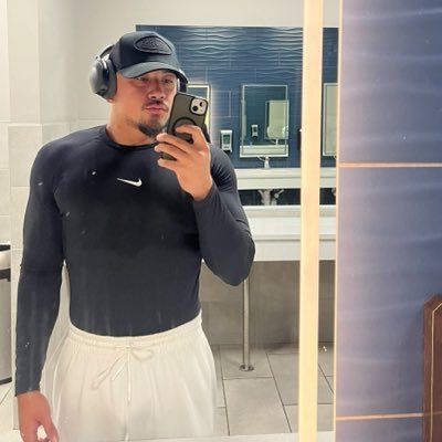 🏄🏽♂️'s profile picture