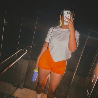 D 🧡✨'s profile picture