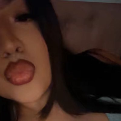b's profile picture