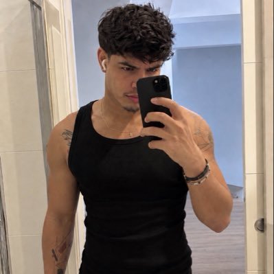 thehotboy77's profile picture