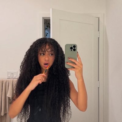 yourbabystrawb's profile picture