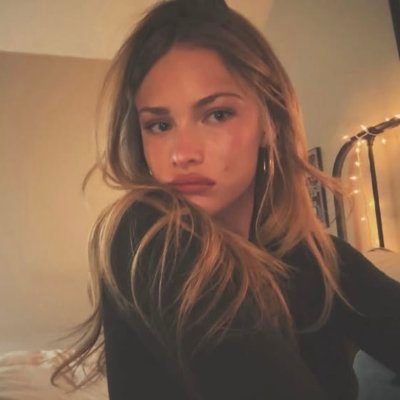 roseviess's profile picture