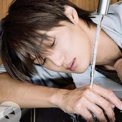r's profile picture